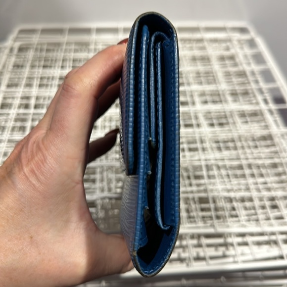 Luis Vuitton Cyan Blue Epi tri fold wallet. - Picture 5 of 17